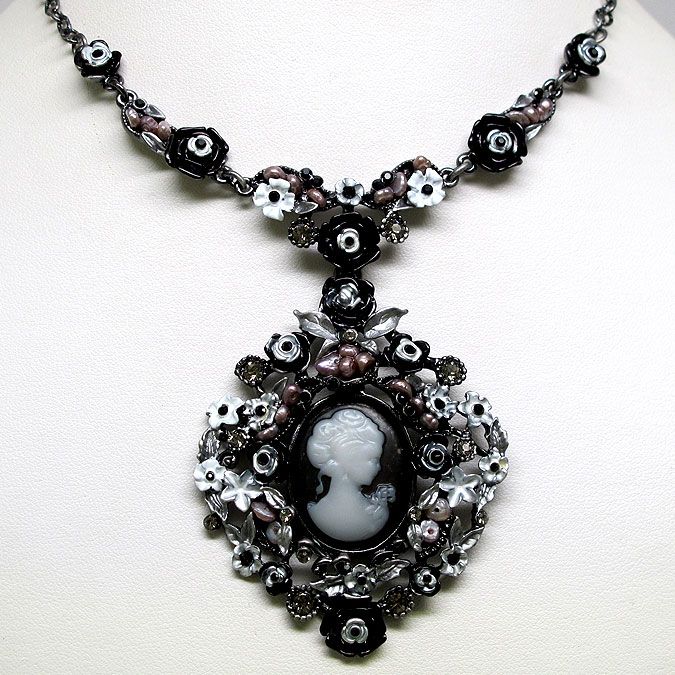 LOVELY FLOWER BLACK COLOR CAMEO CRYSTAL NECKLACE EARRINGS SET s0717 