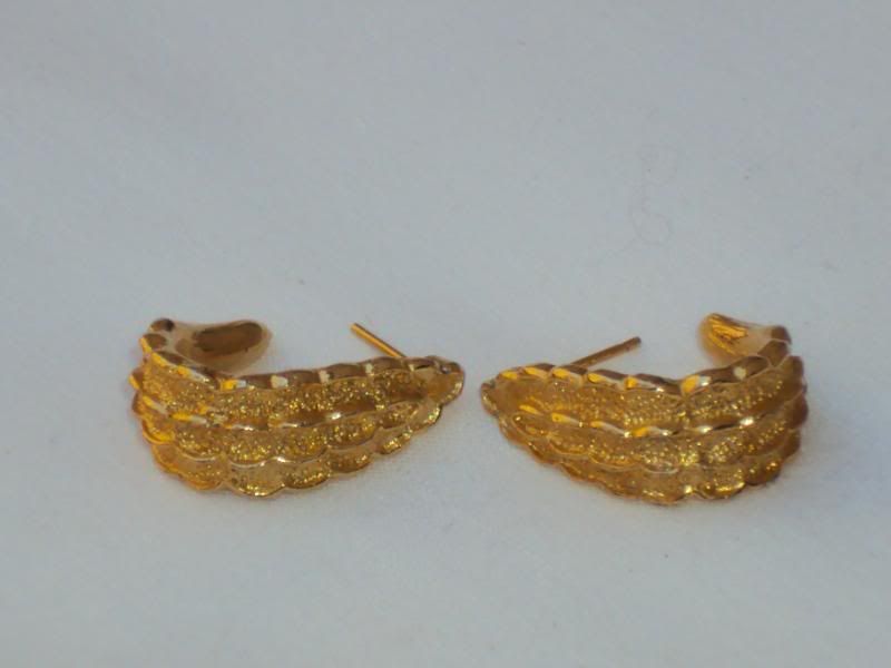 Vintage Gold Tone Ribbed Half Hoop Earrings Pierced (P1086)  