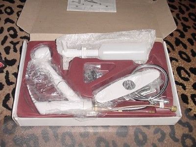 PRICE PFISTER WHITE SINGLE HANDLE KITCHEN FAUCET,PULL OUT SPRAY & SOAP 