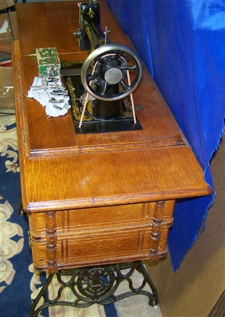 SINGER 27 SPHINX SEWING MACHINE IN TREADLE JULY 21 1908 LONG SHUTTLE 